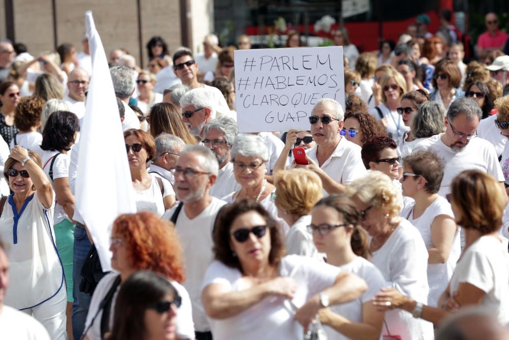 Concentración en València por el diálogo en Cataluña