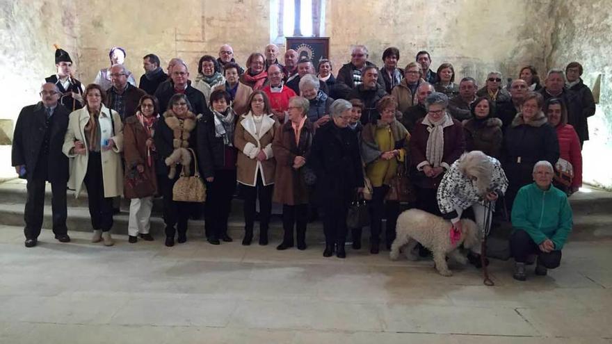 Foto de grupo en el interior de la iglesia de Santa Eulalia de Abamia.