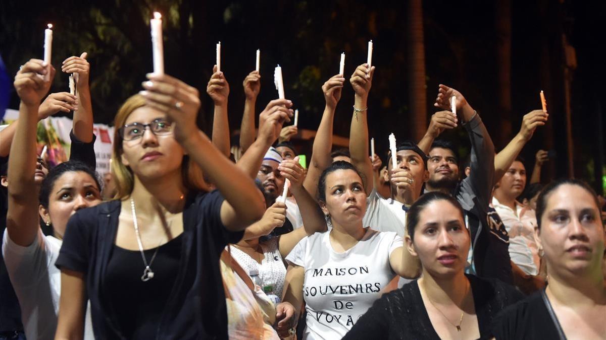 undefined43063072 students light candles during vigil after taking part in the180424211210