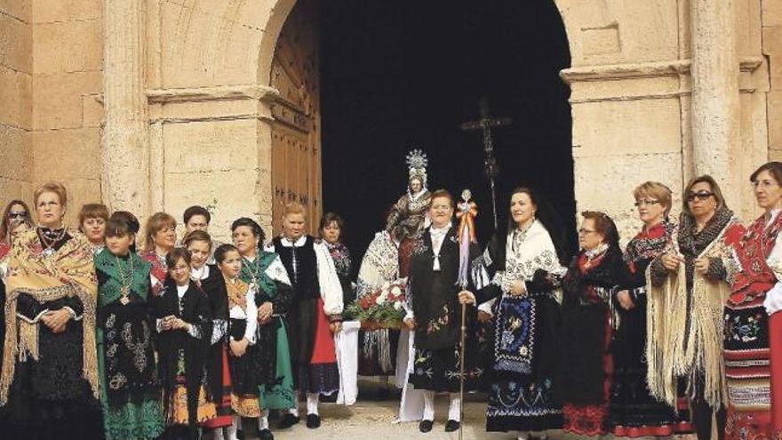 Las niñas acompañan a las águedas de Fuentesaúco