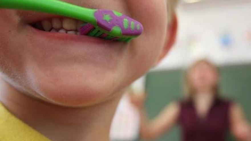 Un niño se cepilla los dientes.