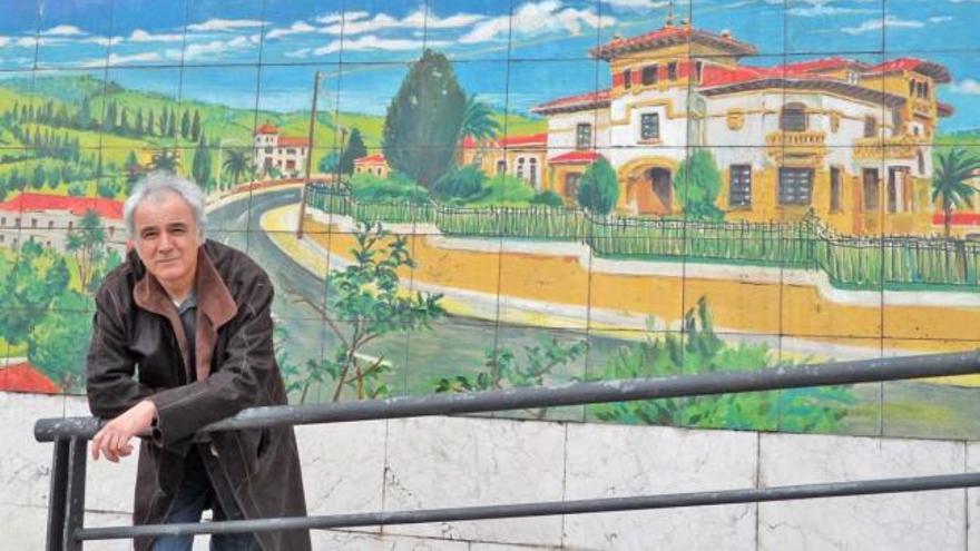 Benjamín Menéndez, delante de su mural en el parque de Les Conserveres, en el que aparece representado el complejo de Alfageme.