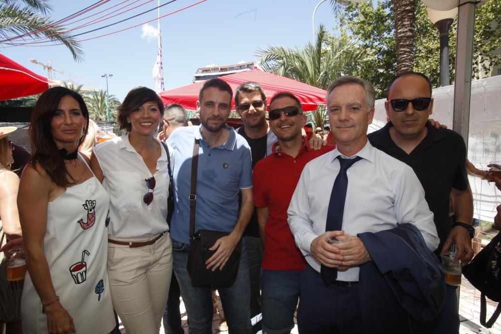 Políticos de diverso color visitan el tradicional racó junto a la plaza de los Luceros