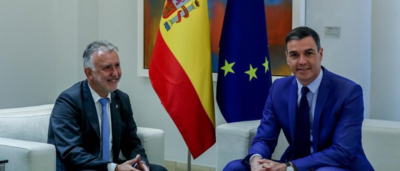 Ángel Víctor Torres y Pedro Sánchez, en un encuentro oficial en Moncloa.