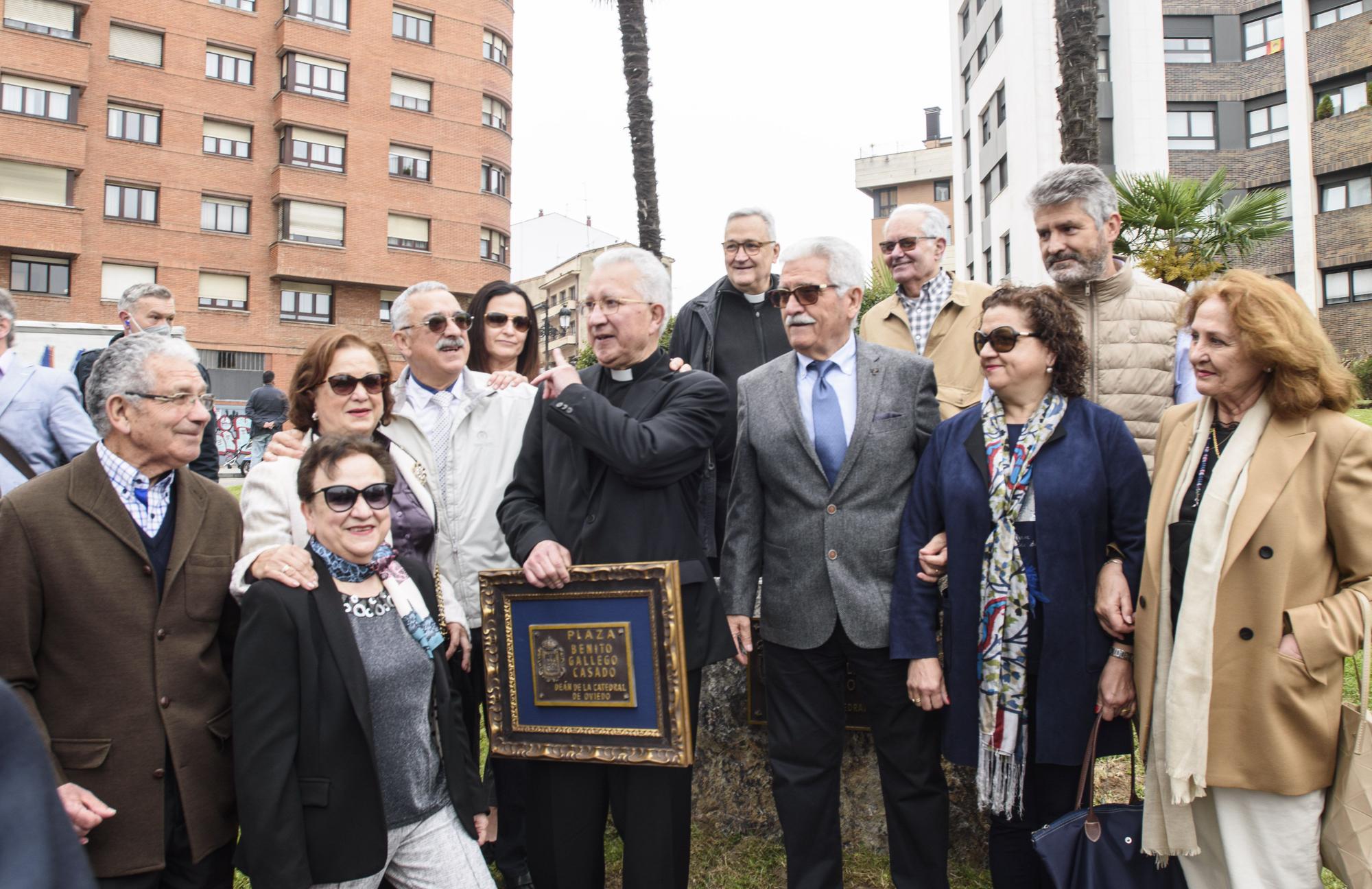 El deán de la Catedral de Oviedo ya está en el callejero: así fue la inauguración de la plaza Benito Gallego