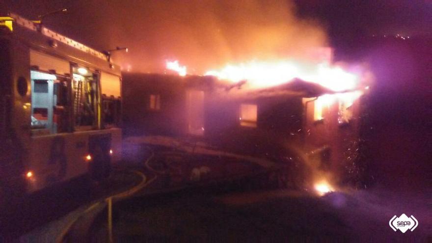 El fuego devora por completo una vivienda en Llanera