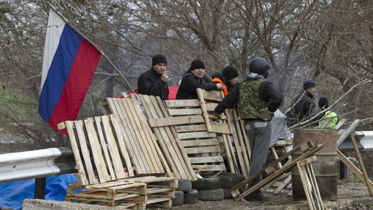 Voluntarios prorrusos en un puesto de control cerca del aeropuerto de Belbek, en Crimea.