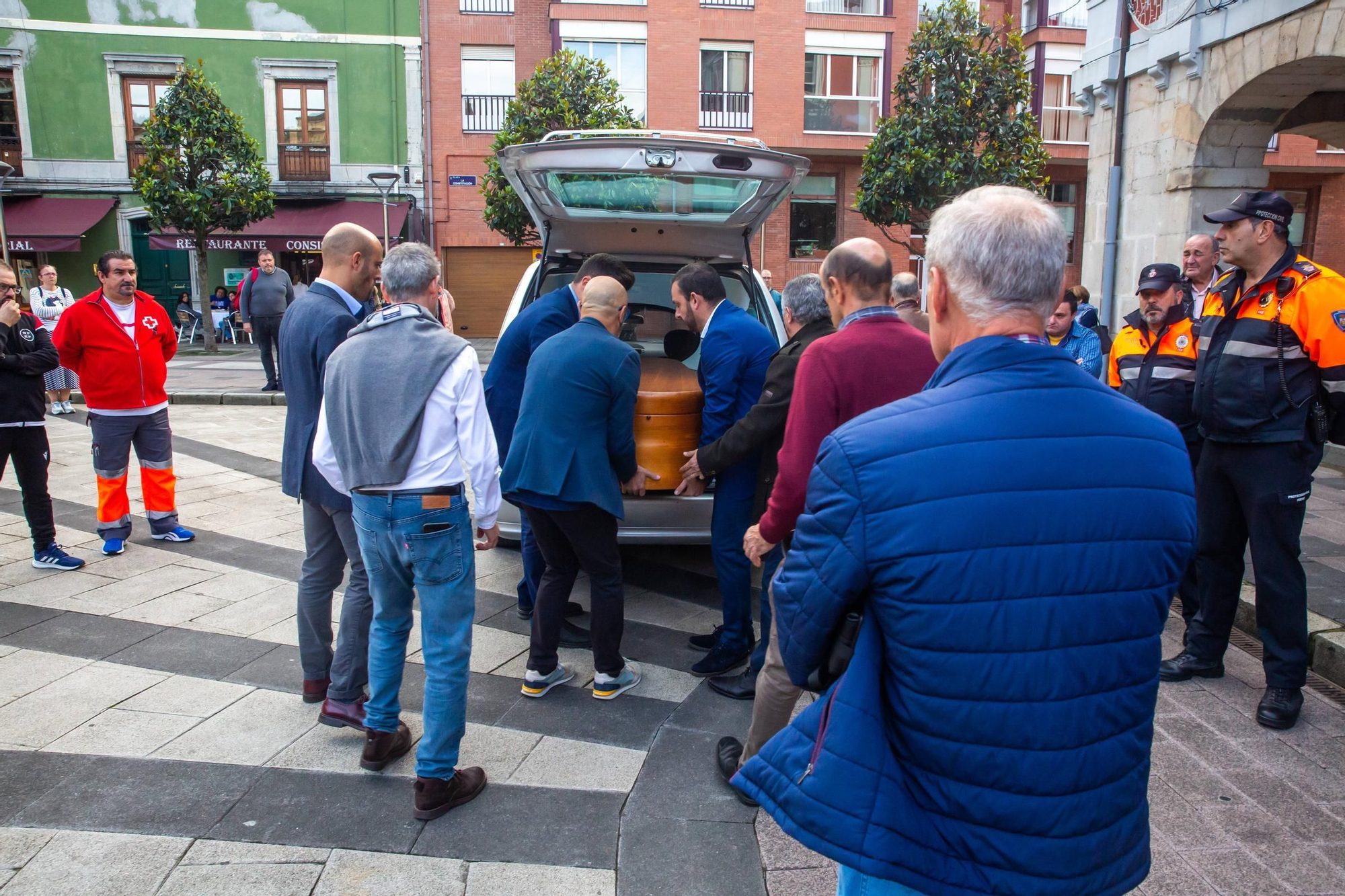 La capilla ardiente de Aníbal Vázquez en el Ayuntamiento de Mieres