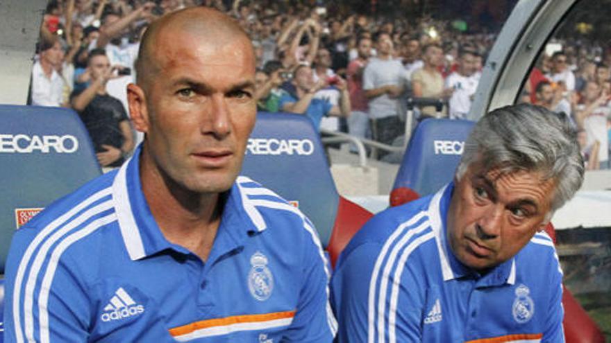 Zidane junto a Ancelotti