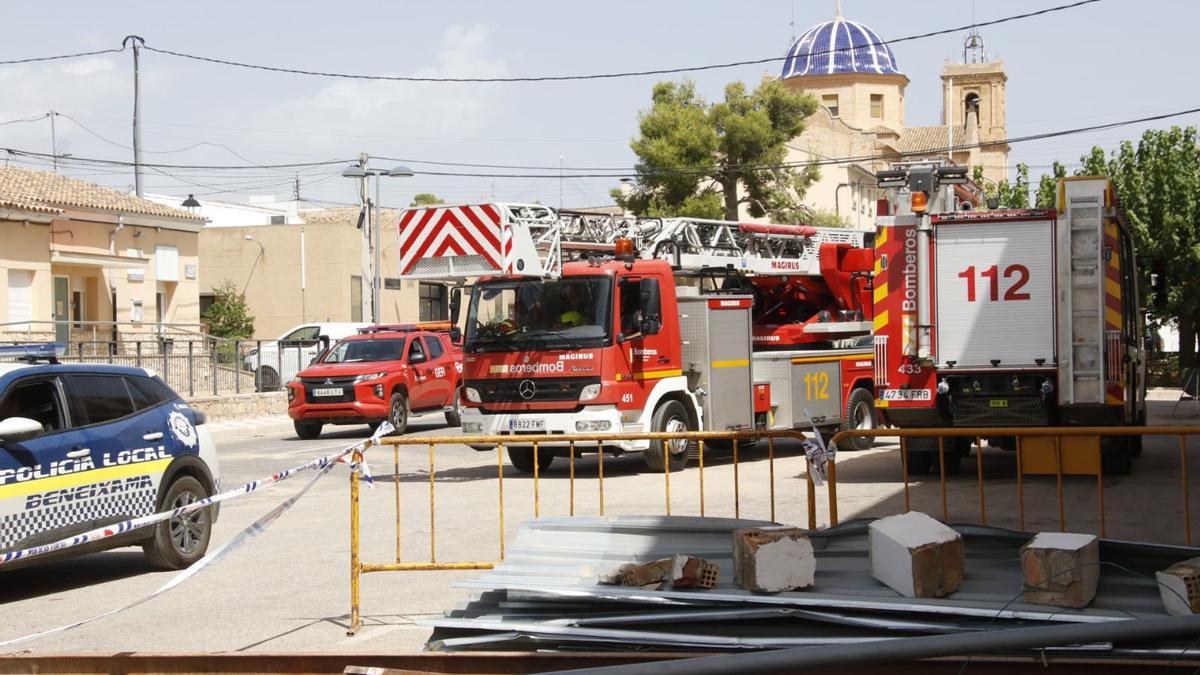 Los bomberos siguen en Beneixama realizando tareas de saneamiento de tejados y cubiertas.