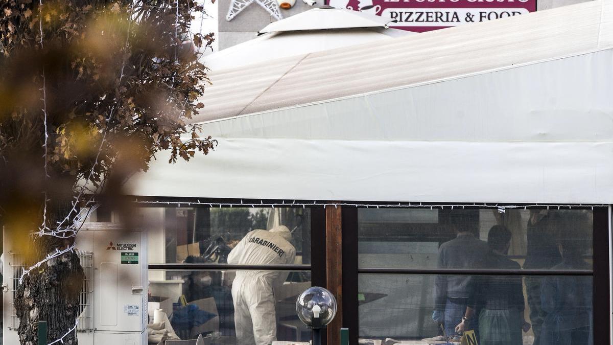 La policía científica de los Carabineros trabaja en la escena de un crimen en un bar de Roma, en el que murieron tres personas y cuatro resultaron heridas en un tiroteo, el pasado mes de diciembre.