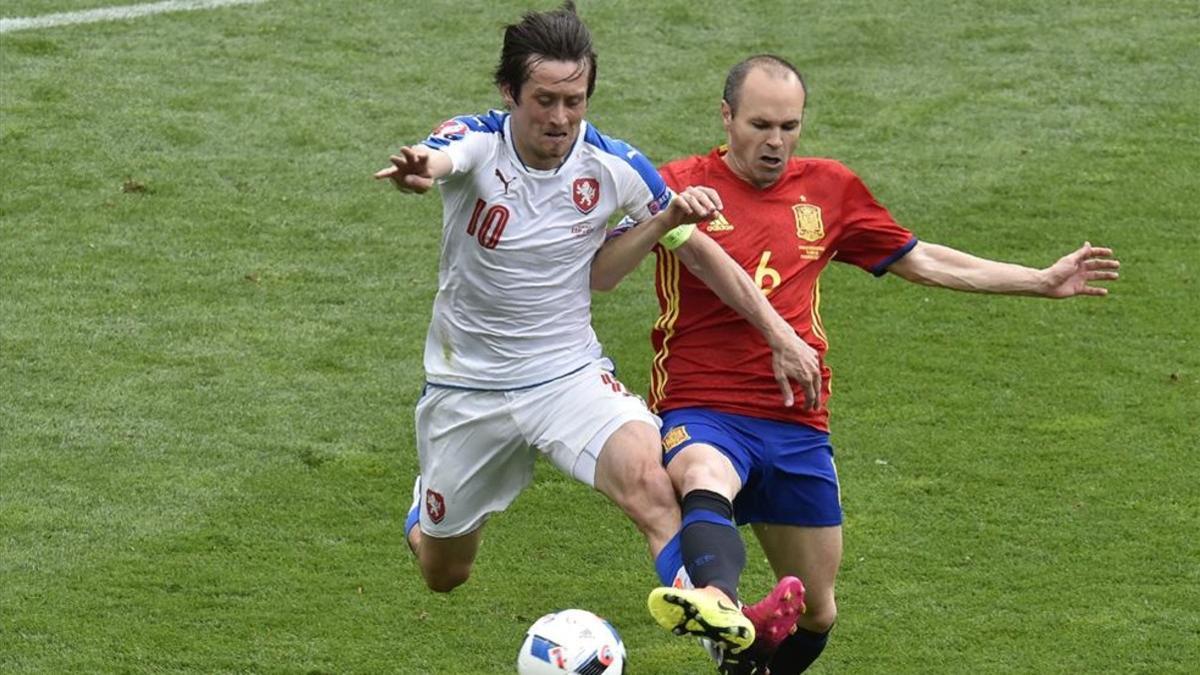 Tomas Rosicky pelea un balón con Andrés Iniesta en la pasada Eurocopa