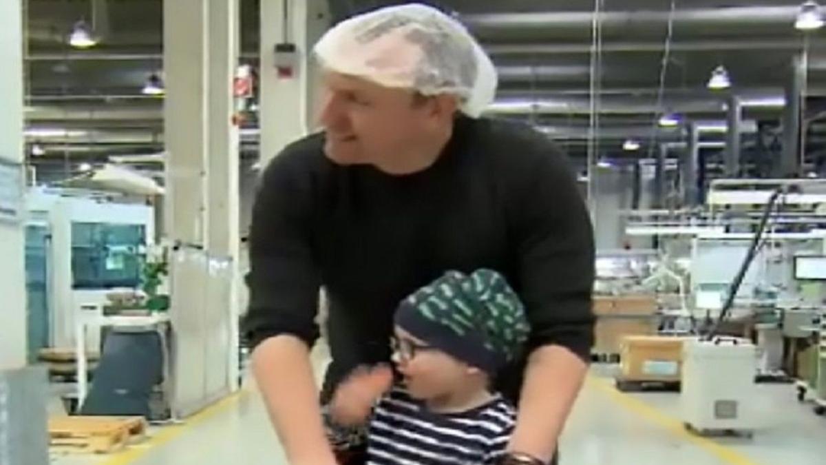 Andreas Graf y su hijo Julius, en la fábrica donde trabaja.
