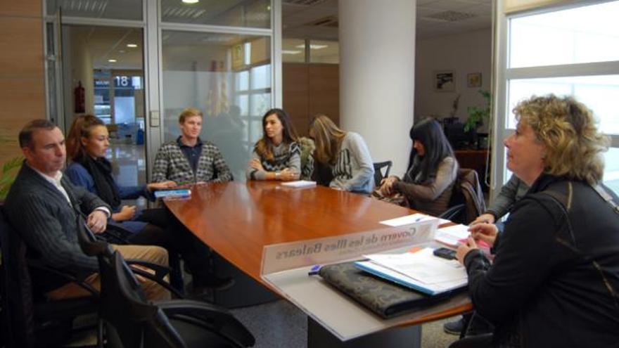 La delegada de la conselleria se reunió ayer con algunos de los auxiliares de conversación.