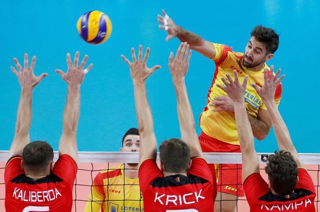 Jugadores de Alemania en acción contra el jugador español  Juan Manuel Gonzalez (D) durante el partido del grupo B del EuroVolley masculino entre España y Alemania disputado en Amberes, Bélgica.