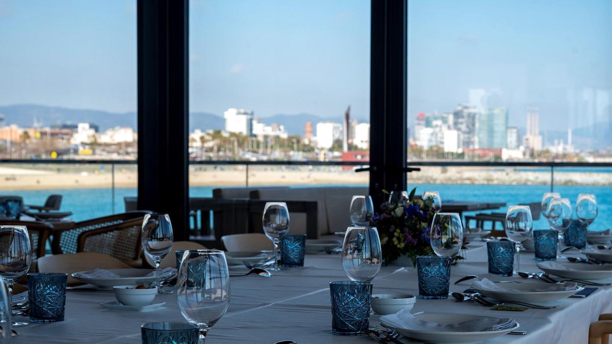 Las vistas sobre el mar y la fachada marítima de Barcelona desde la sala del restaurante El Cangrejo Loco.