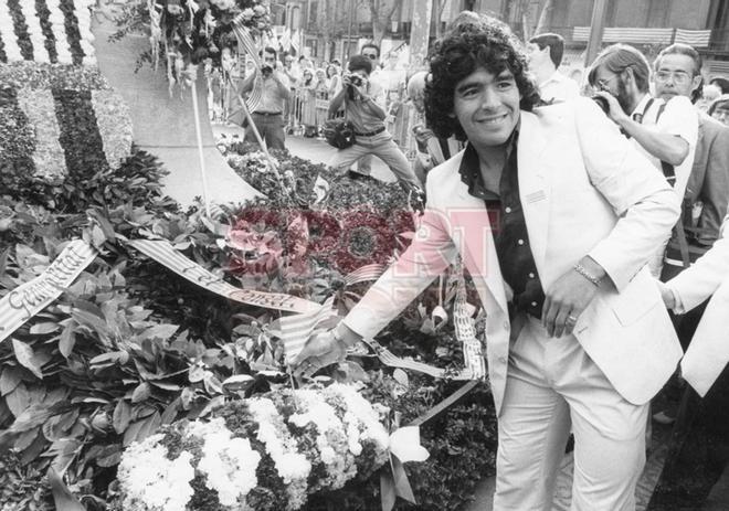 Muere Diego Armando Maradona por un paro cardiaco a los 60 años. Diego Armando Maradona el 11 de septiembre de 1983 durante la Diada de Catalunya en la tradicional ofrenda flores en el monumento a Rafael Casanova.