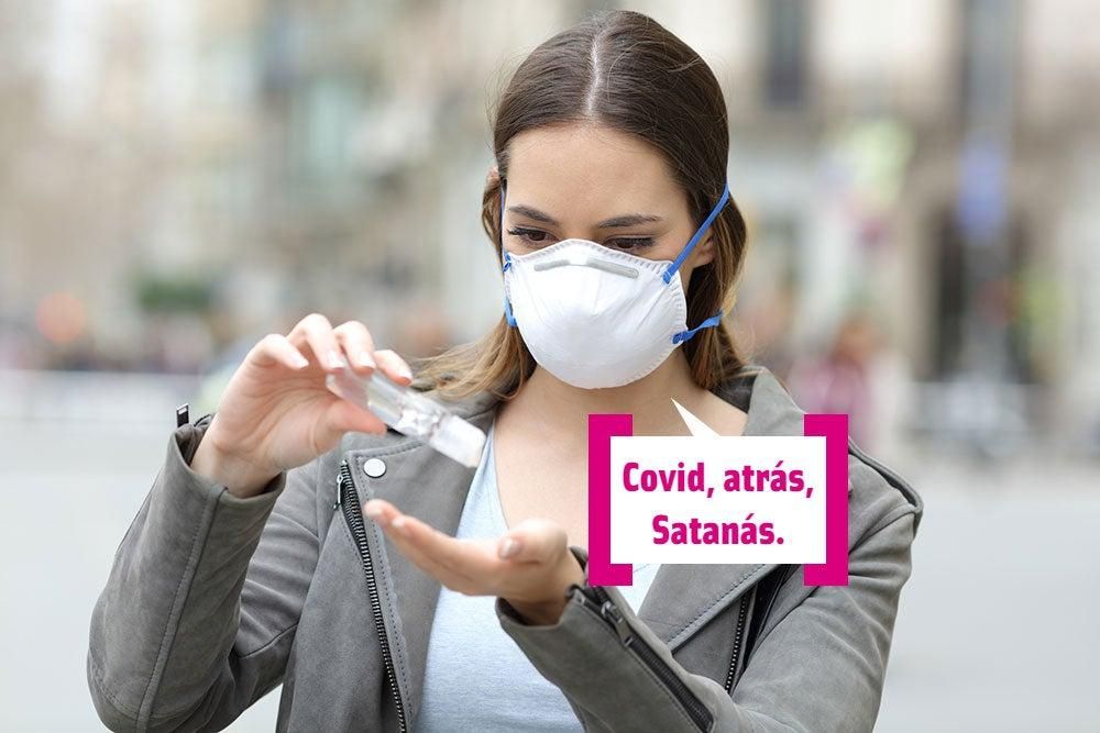 Chica protegiéndose del covid