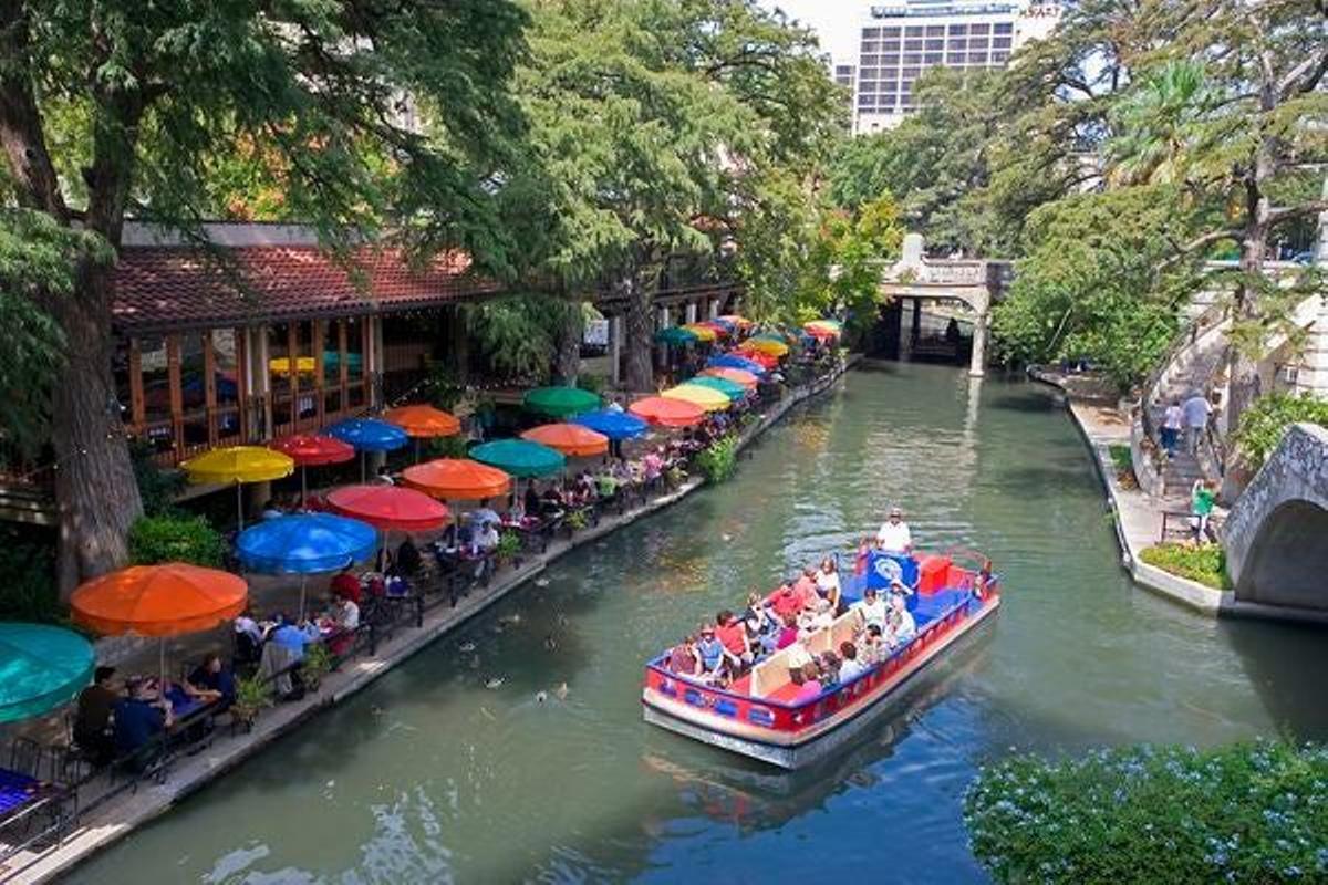 En San Antonio también se puede disfrutar de un paseo a través de su río.