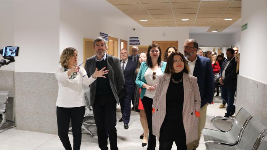 El presidente del Gobierno de Canarias, Fernando Clavijo, durante la visita al centro de salud, este lunes.