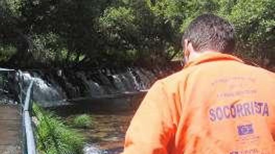 Un socorrista en la playa fluvial