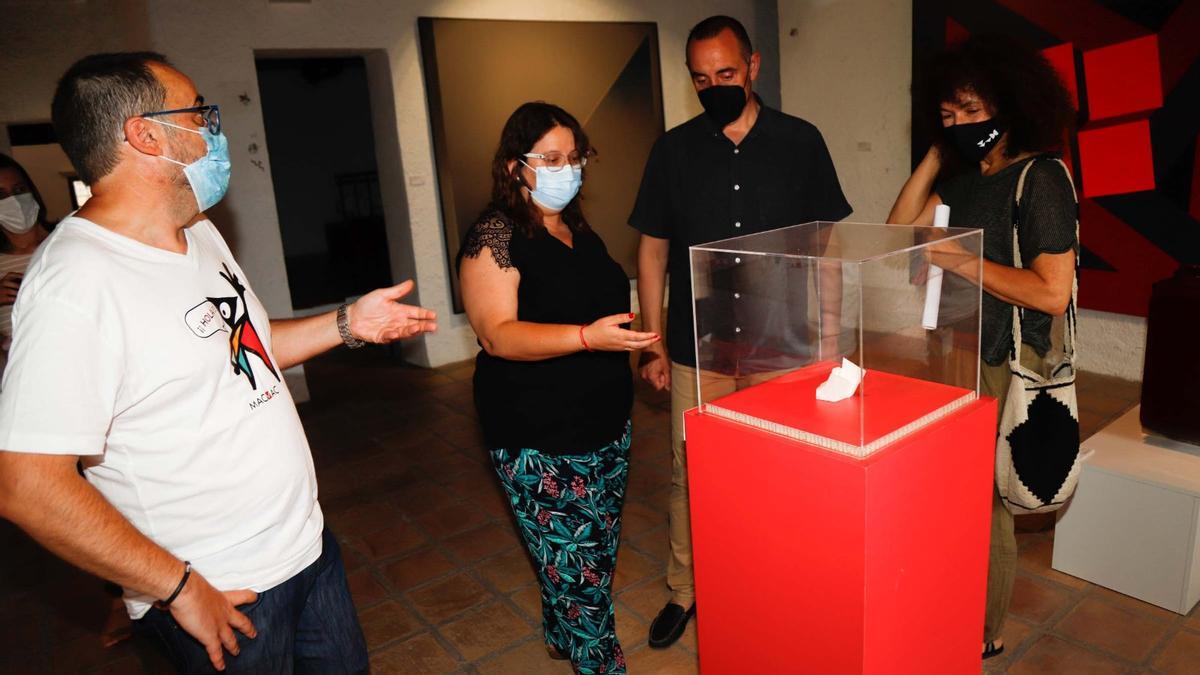 El alcalde, Abel Ibáñez, la diputada de Cultura, Ruth Sanz y la directora del Museo, Rosalía Torrent, han presentado la nueva colección de obras en el Museo de Vilafamés.