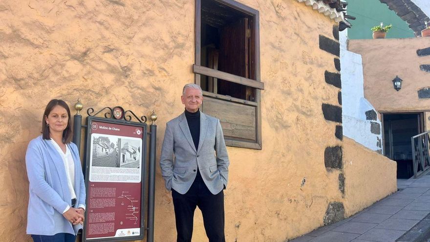 El alcalde, Francisco Linares, y la concejala de Turismo y Patrimonio Cultural, Delia Escobar, ante uno de los carteles.