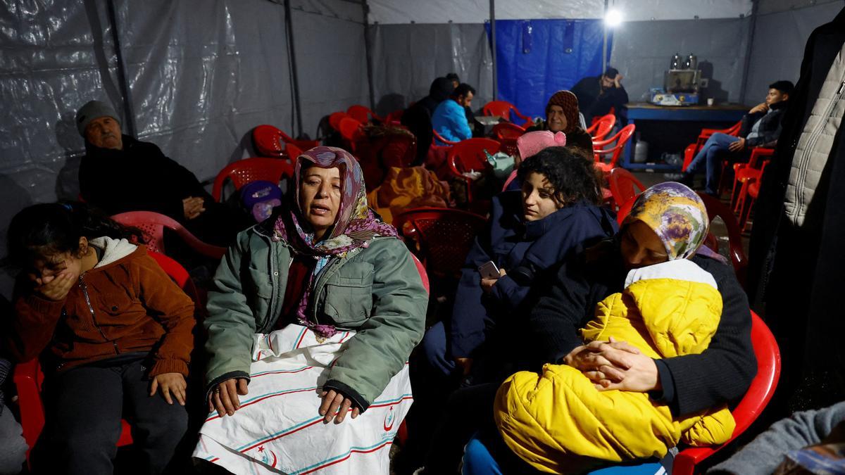 Supervivientes del terremoto se refugian en una tienda en Osmaniye, Turquía.