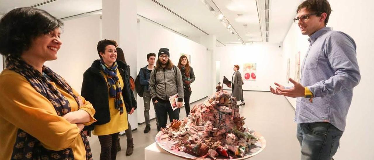 Pablo Pons explica su obra a los asistentes a la inauguración de la exposición, ayer, en la sala Borrón.