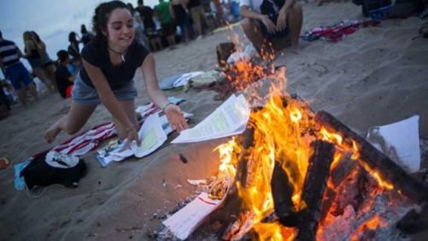 España celebra la mágica noche de San Juan