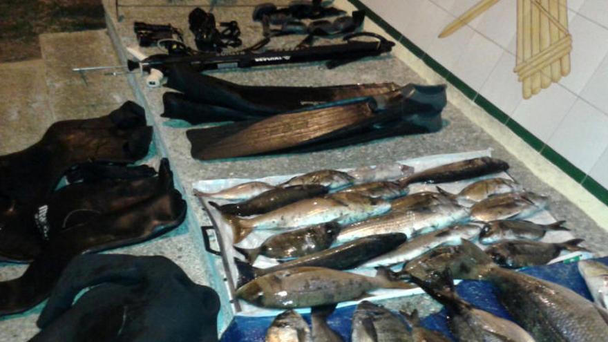 Decomisan más de 15 kilos de pescado a dos furtivos en Xàbia