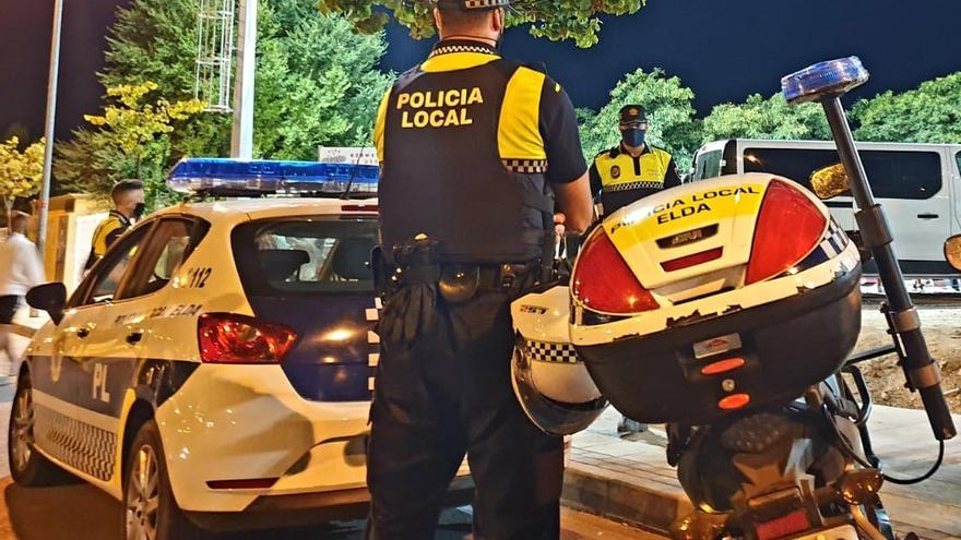 Agentes de la Policía Local de Elda durante un control nocturno.