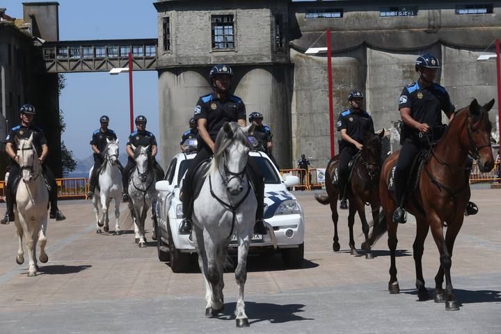 La policía exhibe el valor de su cuerpo