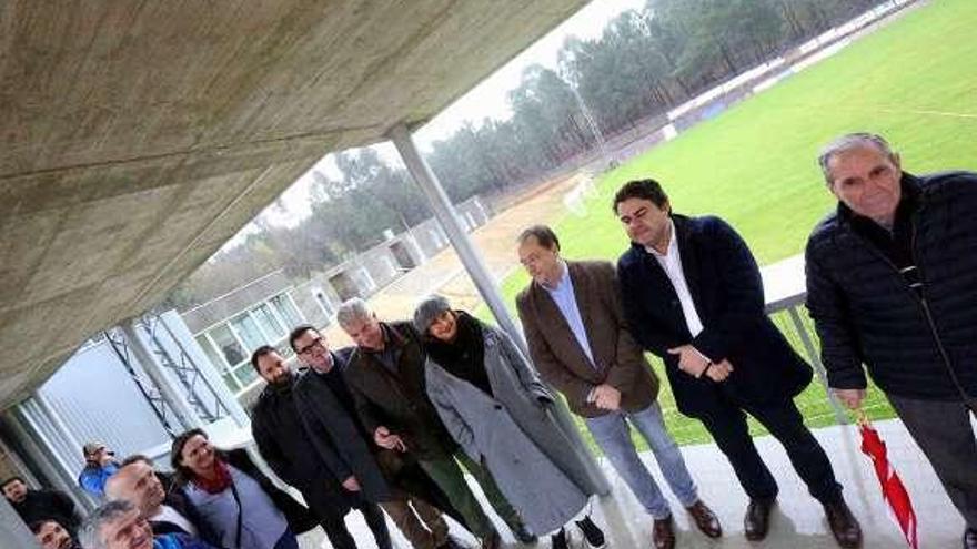 Silva con el alcalde de Mondariz, Barros, José Luis Fernández y José Manuel Vicente, entre otros, ayer. // Hernández