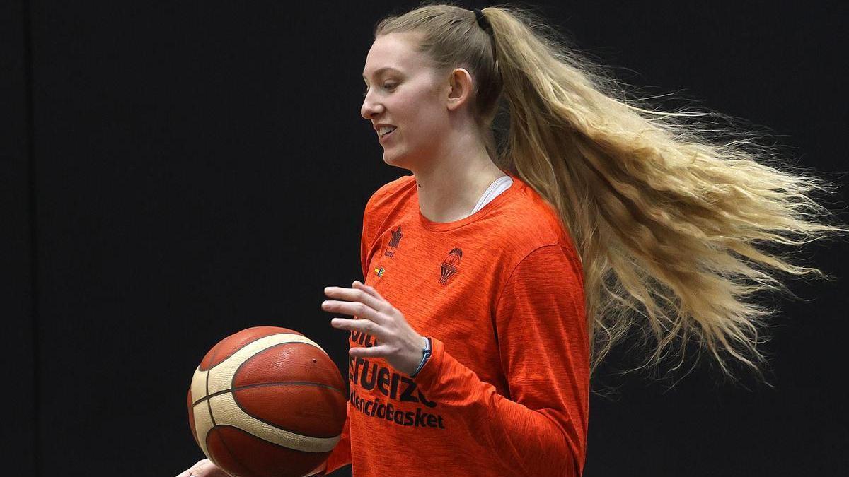 Lauren Cox, en un entrenamiento con el Valencia Basket