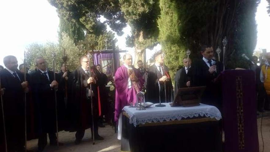 José Luis Miranda oficia la eucaristía en el cementerio municipal.