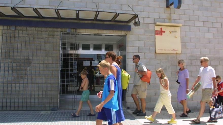 En los meses de verano se refuerzan los centros sanitarios de la costa ante la llegada de turistas y veraneantes, en la imagen La Manga.