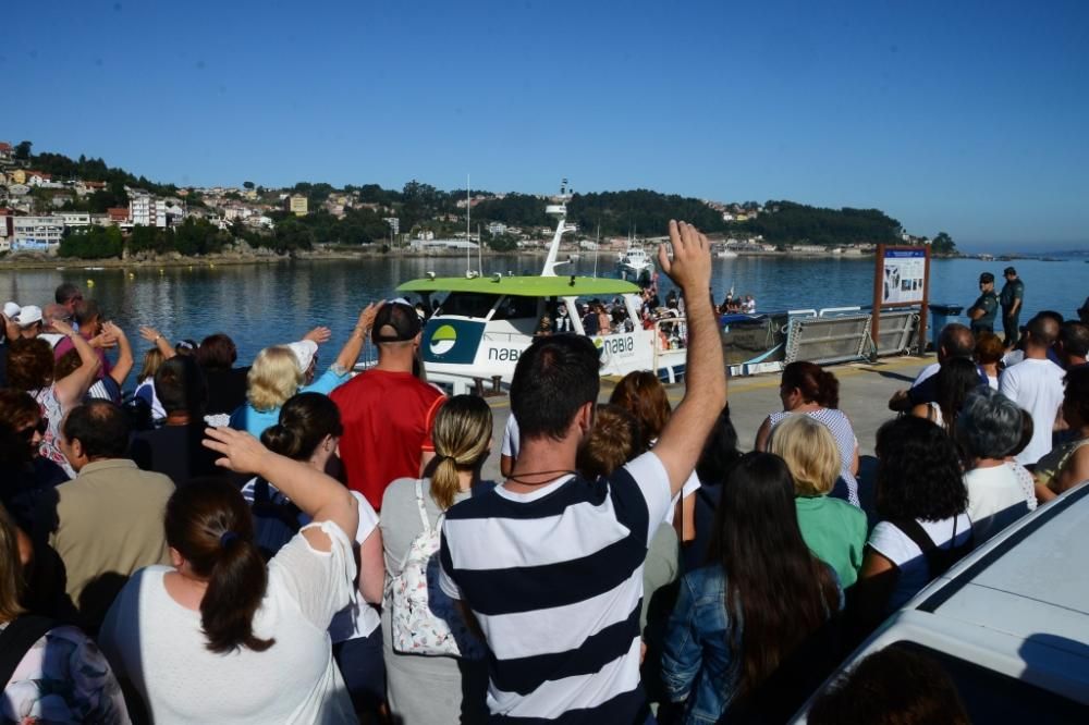 Vecinos de Ons se concentran en el puerto de Bueu para reclamar un acceso libre a la isla