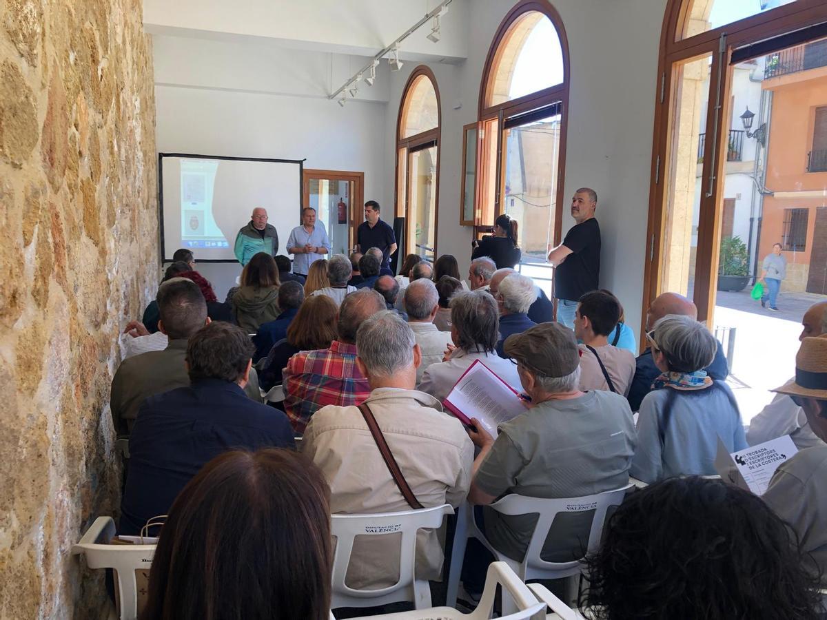 Una imagen del encuentro de escritores en el Espai Llotja de Montesa.