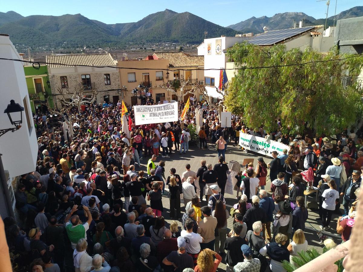 Los manifestantes han llenado la Plaça Major de Llíber