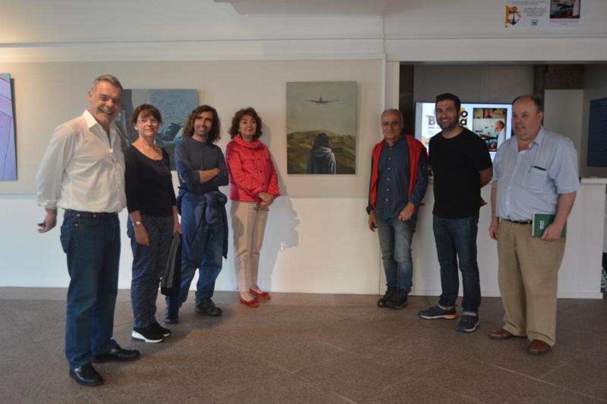 Los miembros del jurado, ayer, en la sala Domínguez Búa junto al cuadro ganador.   | // FARO