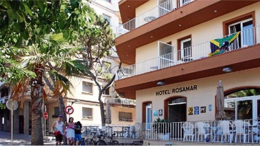 L&#039;Hotel Rosamar, a la plaça Major, on s&#039;allotjava el jove.