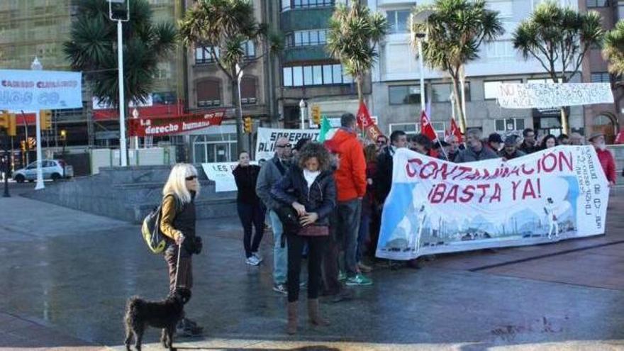 Protesta ecologista, ayer, en el Náutico.