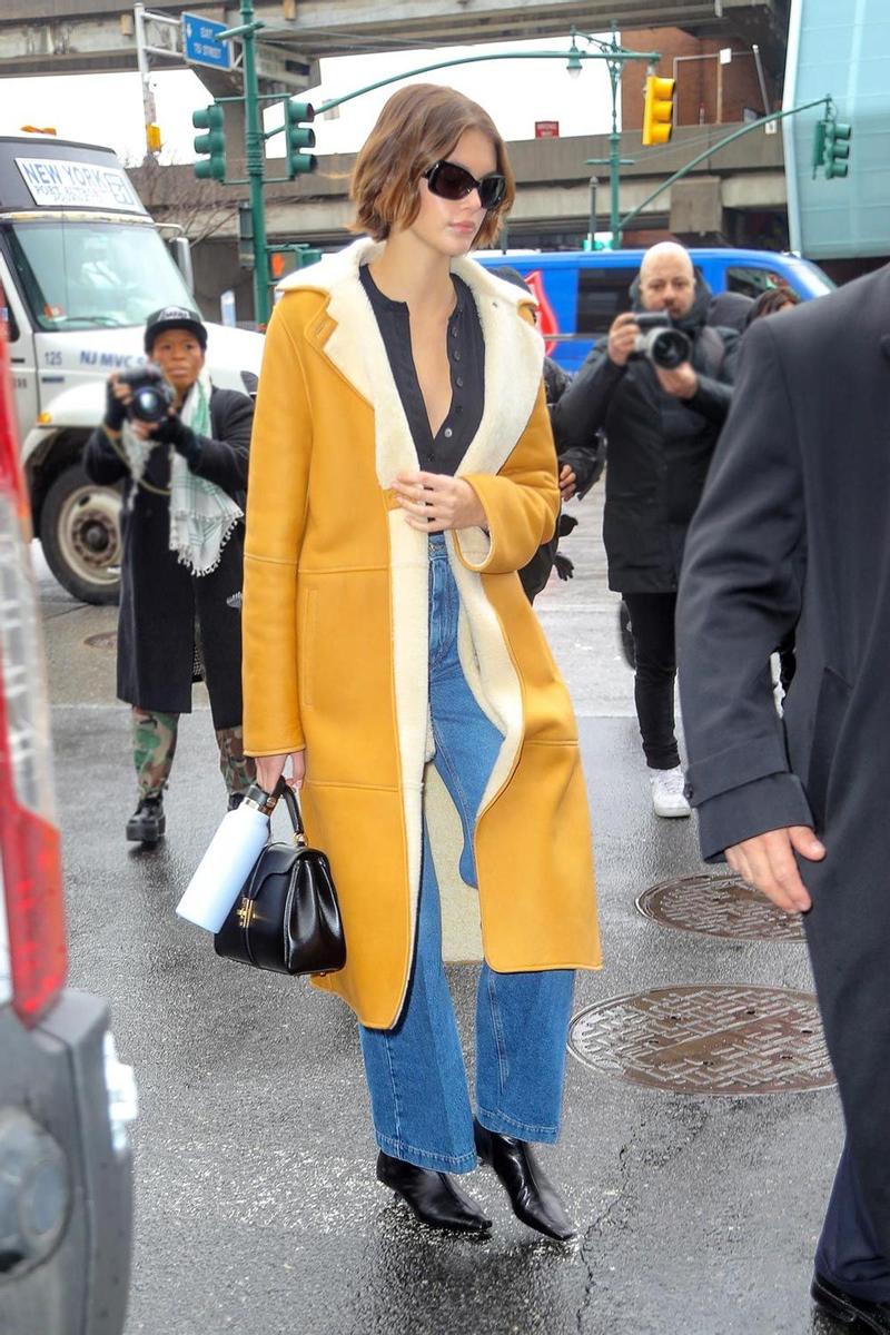 Kaia Gerber, con un abrigo de borreguito y amarillo