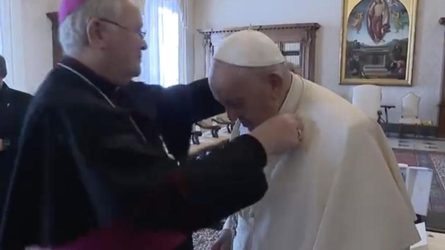 El papa Francisco portando la Cruz de Caravaca