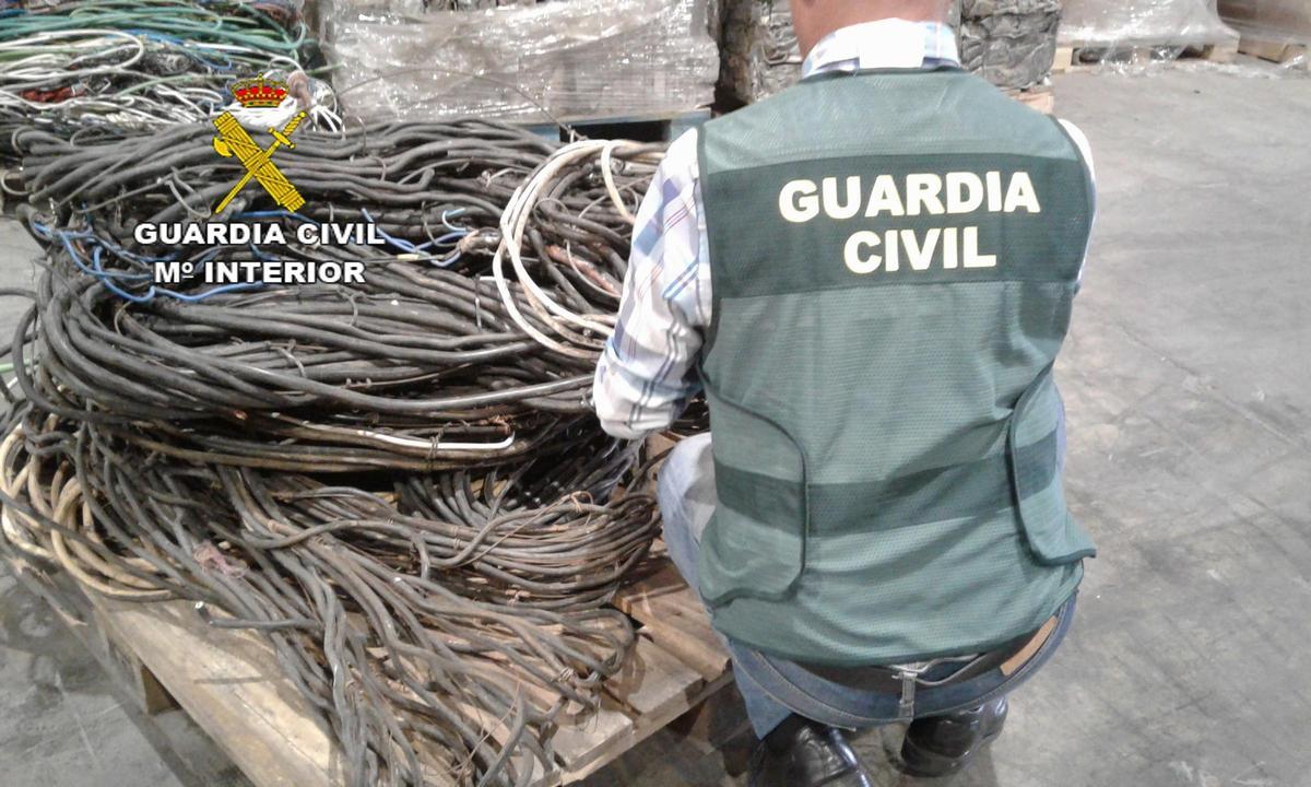 Agente de la Guardia Civil en una investigación por el robo de 320 kilos de cobre.