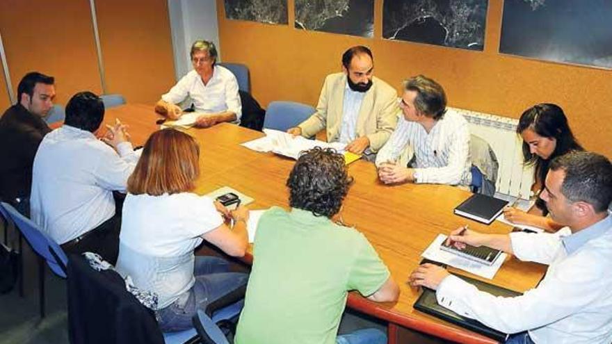 Políticos y técnicos se reunieron ayer con el equipo redactor del Plan Xeral de Cangas en las dependencias municipales.  // Gonzalo Núñez