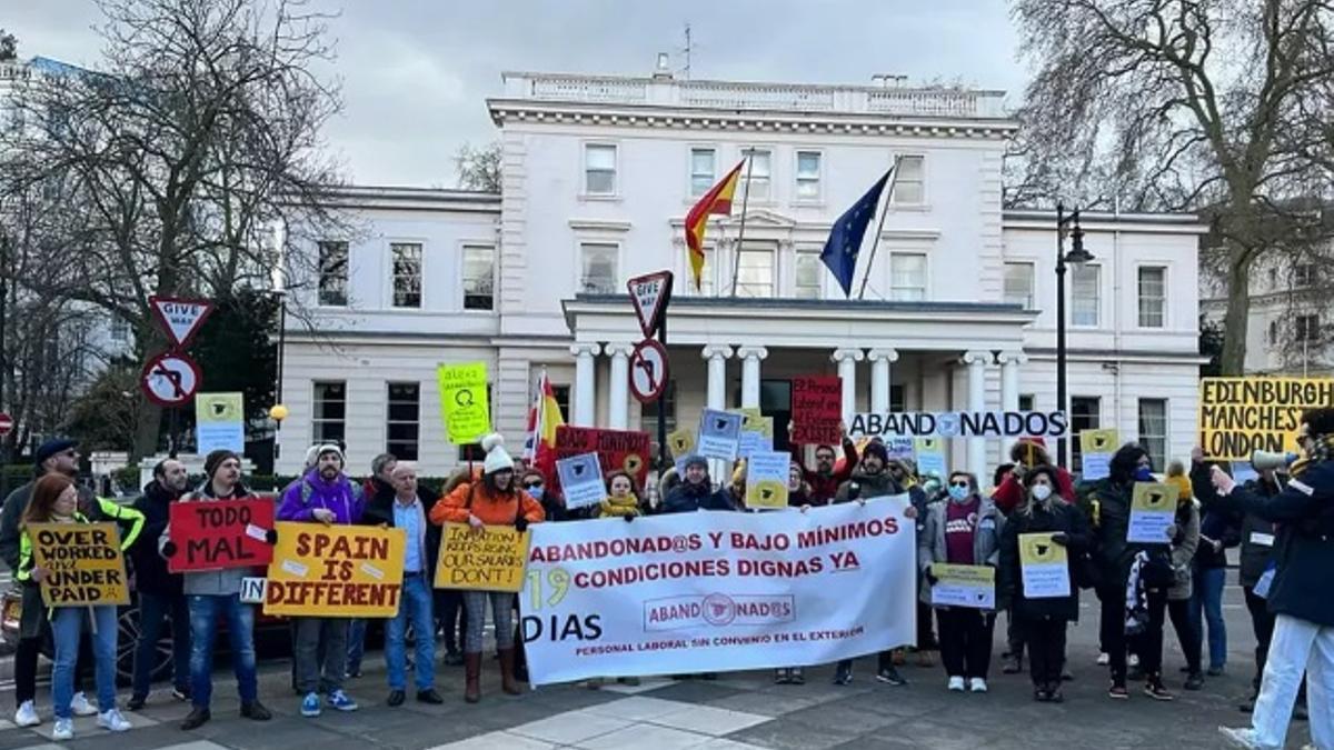 Protestas del personal laboral en el exterior de la embajada de Reino Unido.