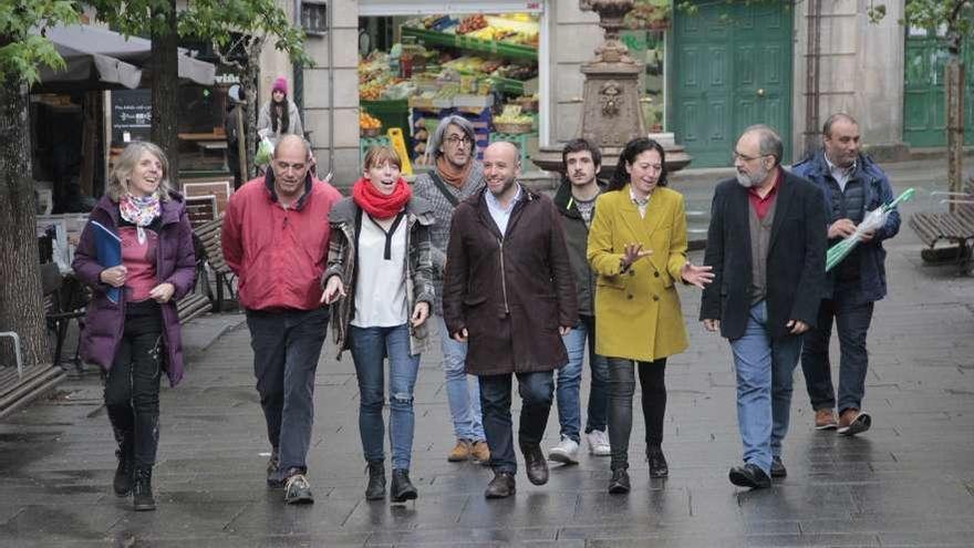 Luis Villares (centro) acompañado de los candidatos, ayer en la Praza da Verdura. // Santos Álvarez