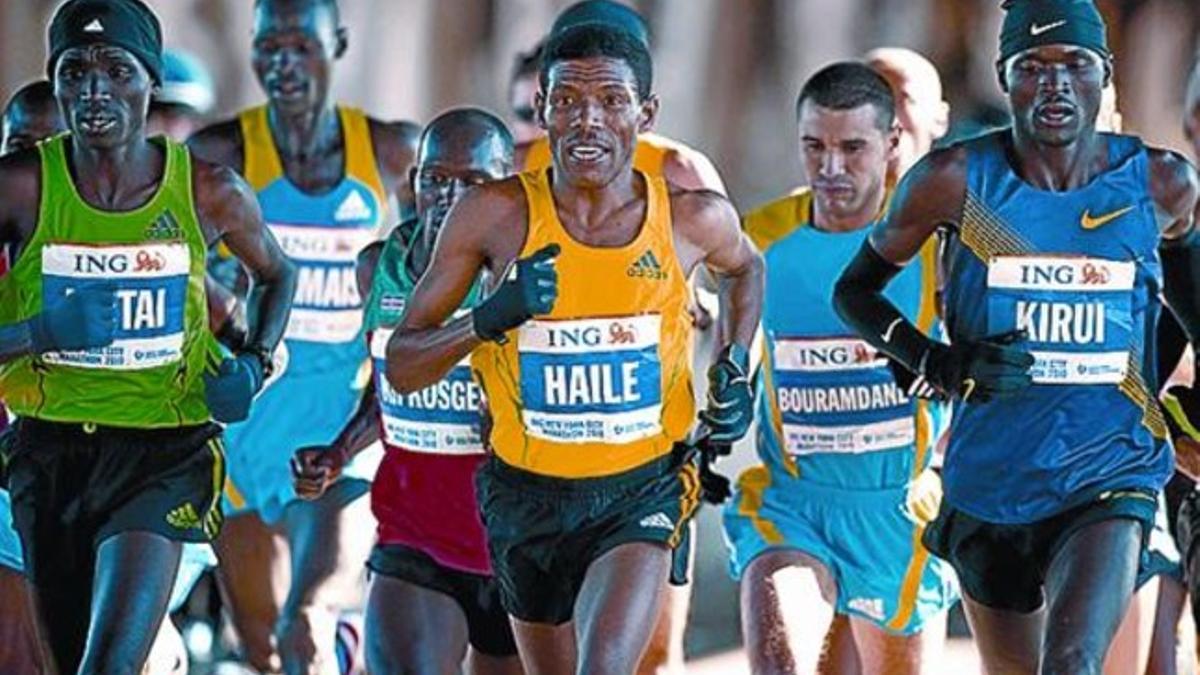 Gebrselassie, de amarillo, en el maratón de Nueva York, ayer.